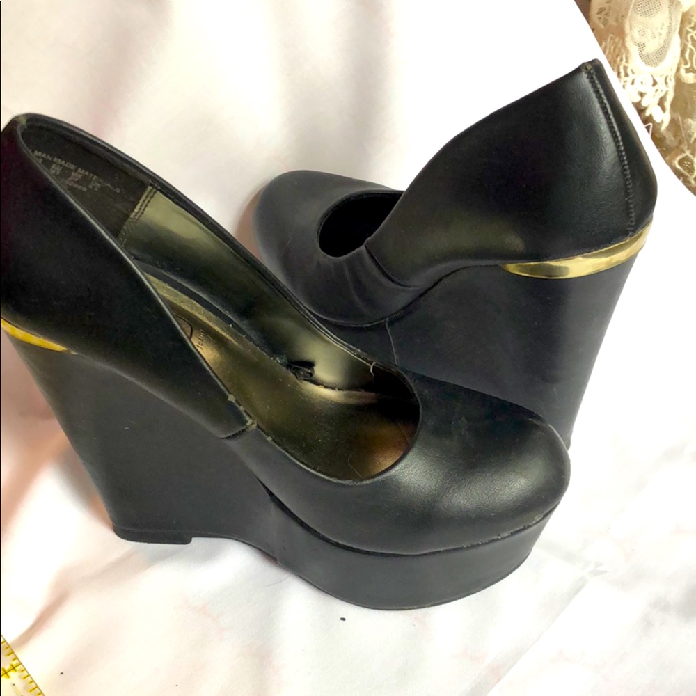 5” platform wedge 1 1/2” Gold Heel Detail.